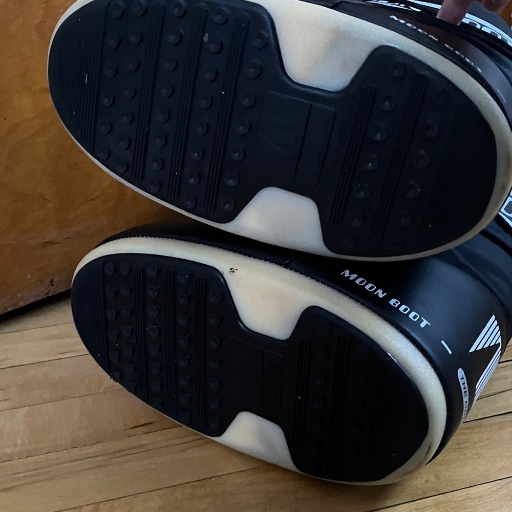 MOON BOOT Classic Black and White Snow Boots sz 7/8.5 - Picture 8 of 8